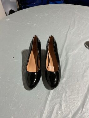 Women’s Black Patent Round-Toe Heels — Elegant Everyday Pumps